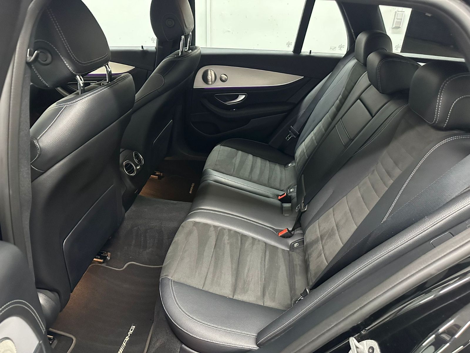 Fahrzeugabbildung Mercedes-Benz E 300 d 4MATIC T Autom * AMG-LINE*NAVI*AMBIL*