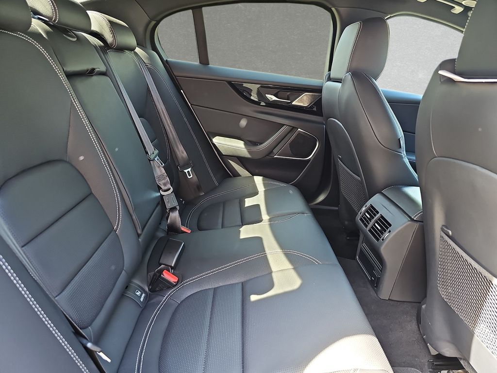 Jaguar XE P250 R-Dynamic Black WINTER-PAKET TEMPOMAT LE
