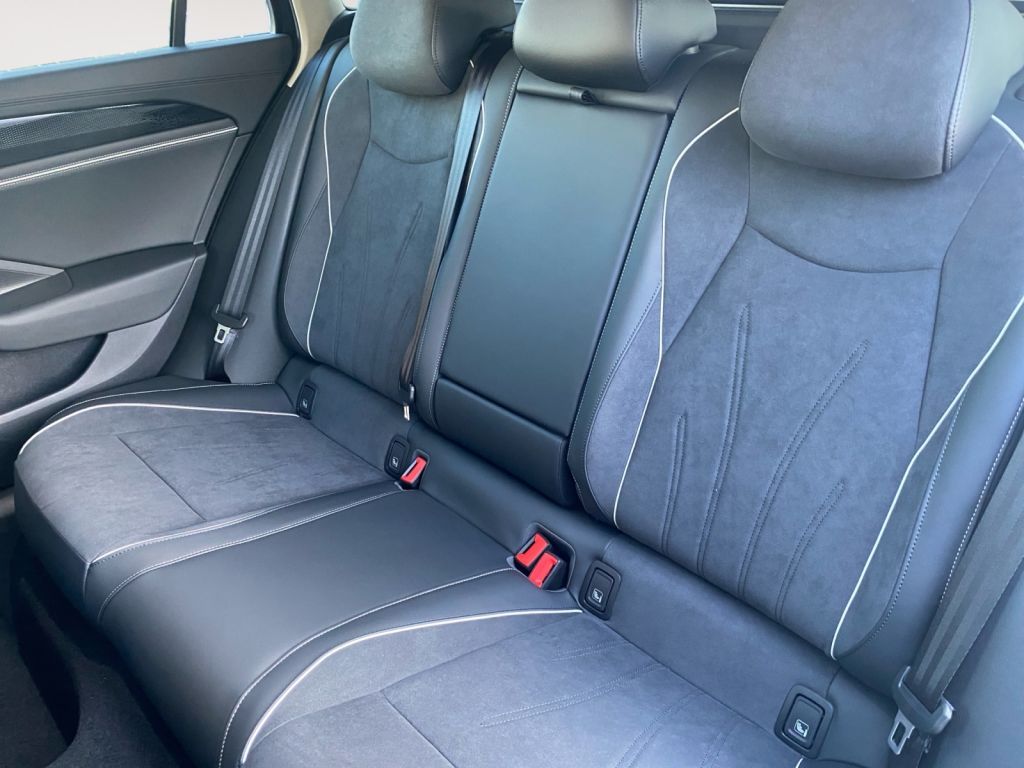 Fahrzeugabbildung Volkswagen Passat Variant 1.5 e-TSI DSG Business WR AHZV