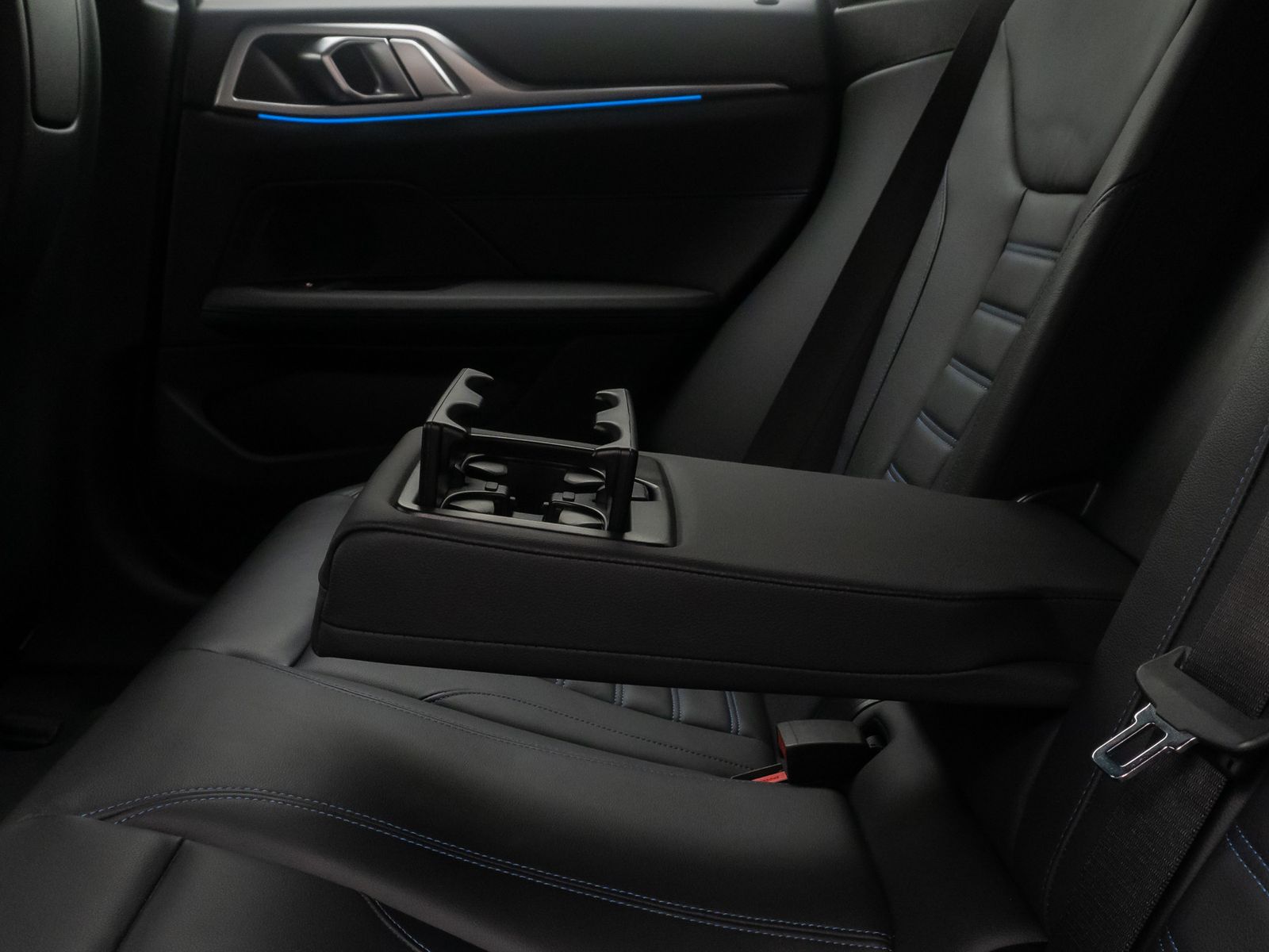 Fahrzeugabbildung BMW i4 M50 HUD HiFi Kamera DAB M Sportbremse 19Zoll