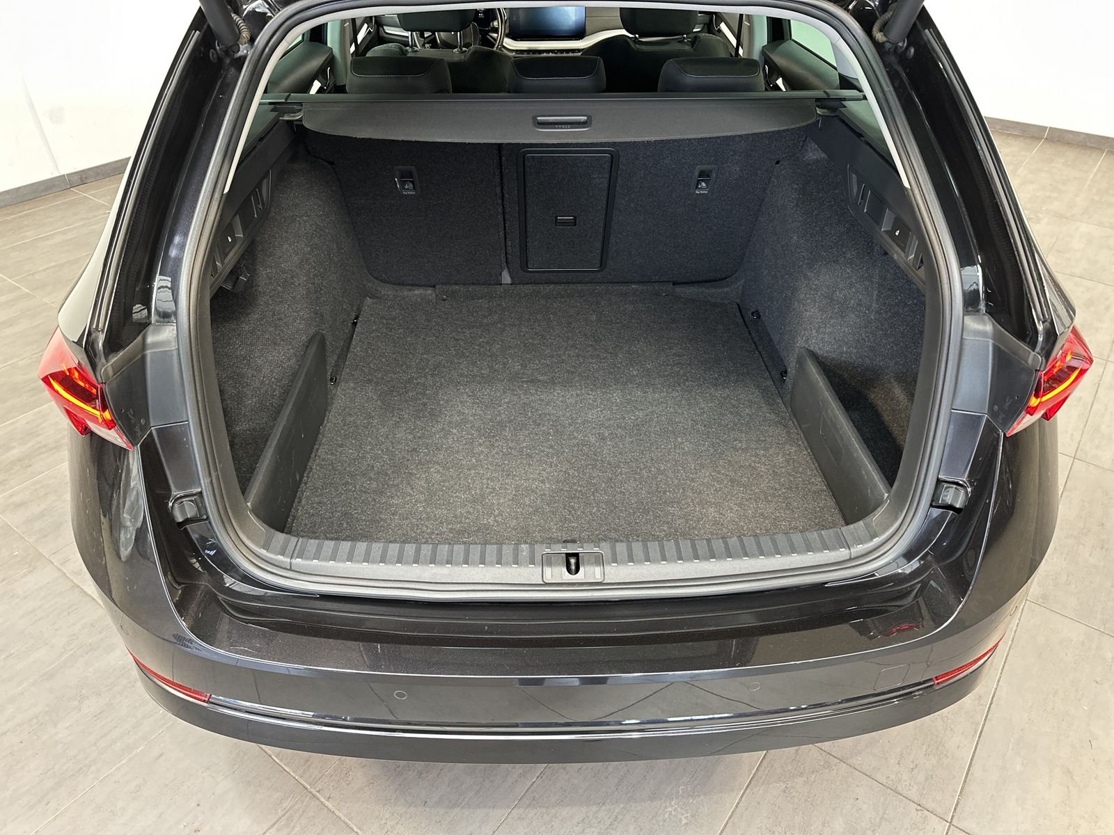 Fahrzeugabbildung SKODA Octavia Combi 2.0 TDI DSG First Edition NAV+LED