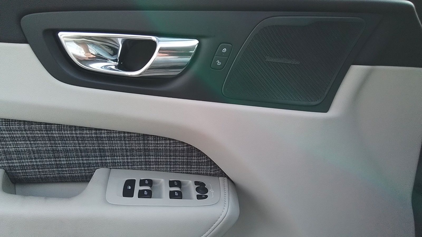 Fahrzeugabbildung Volvo XC60 Momentum Pro AWD Polestar LED Pano BLIS