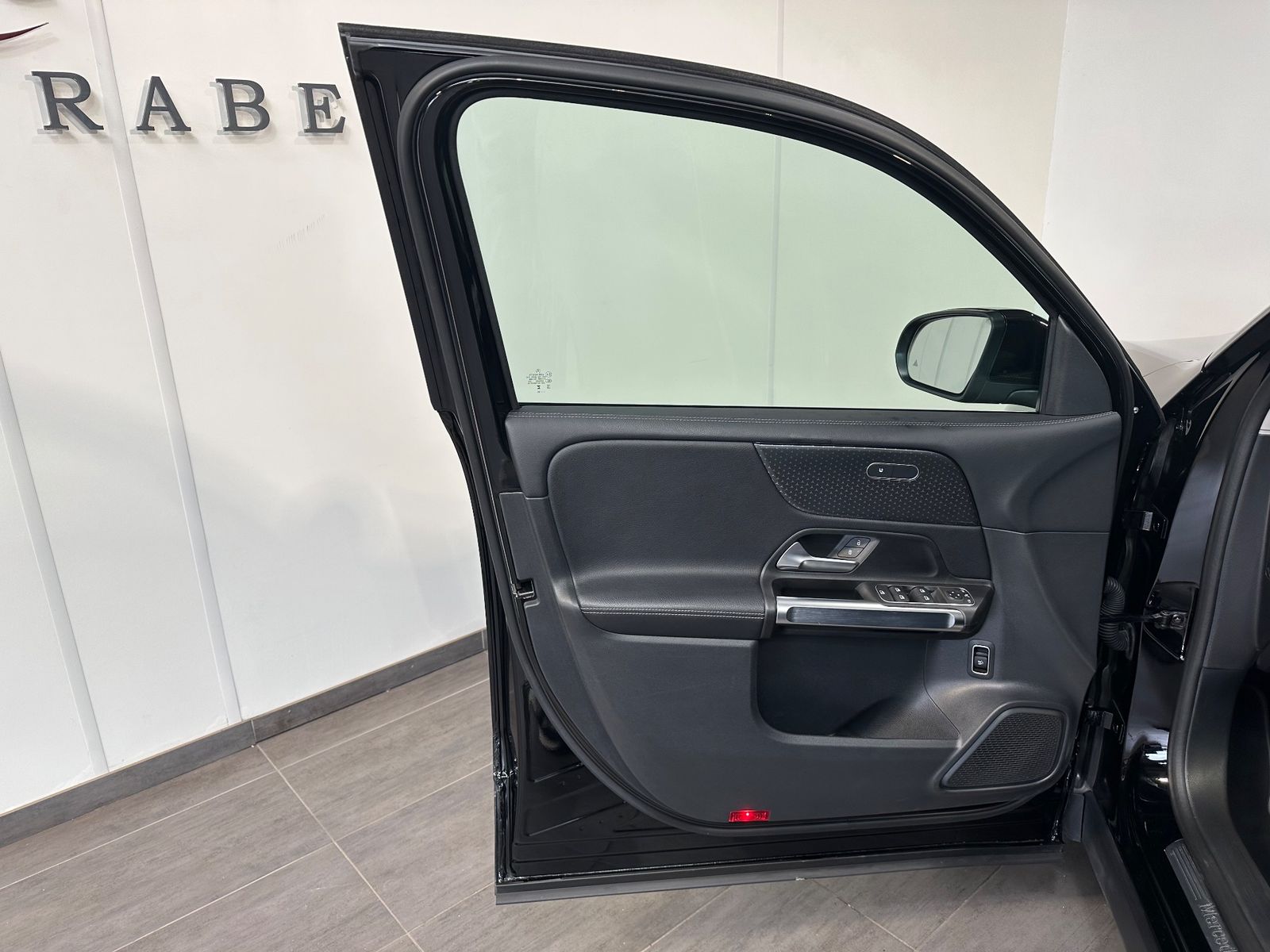 Fahrzeugabbildung Mercedes-Benz GLB 200 d Progressive Advanced NAV+LED+AHK
