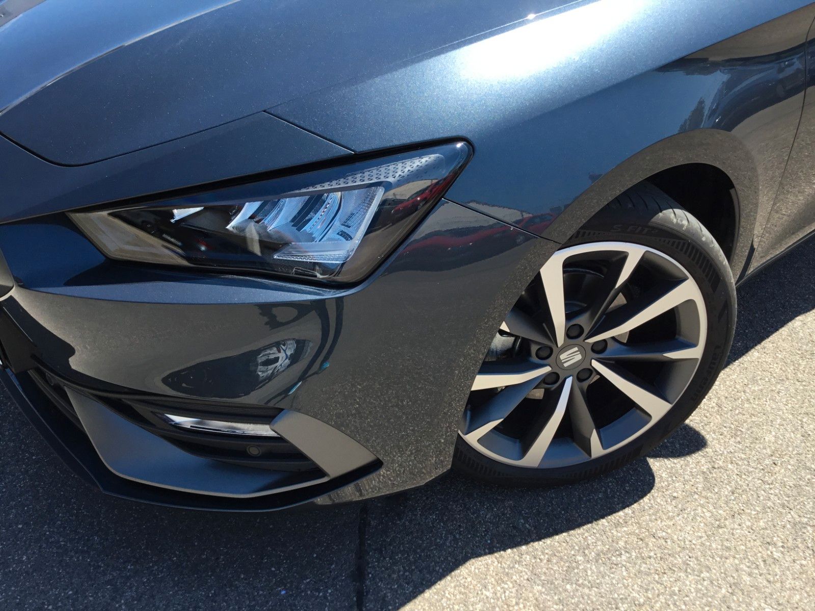 Fahrzeugabbildung SEAT Leon 1.5 eTSI FR DSG+18"+LED+ACC+Kamera+Sitzheiz