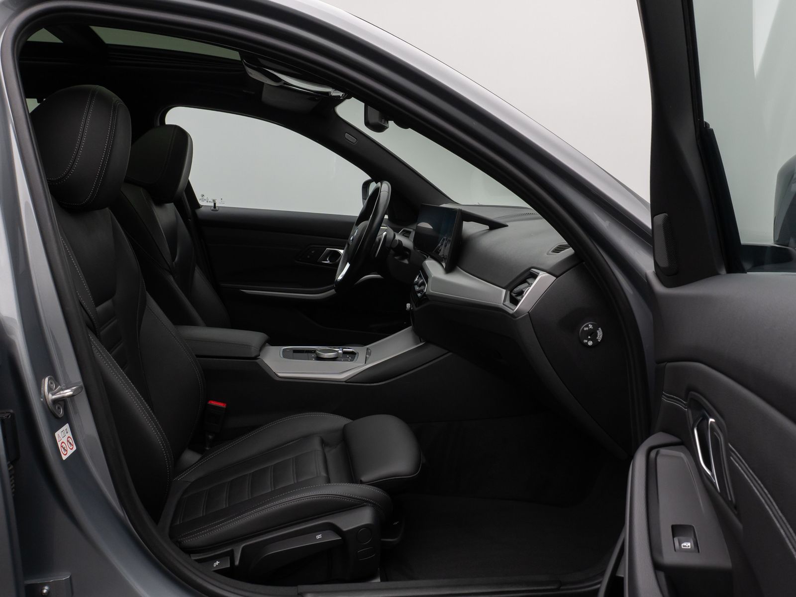 Fahrzeugabbildung BMW 330e Panorama Kamera HUD DAB HiFi AHK Sport Lede