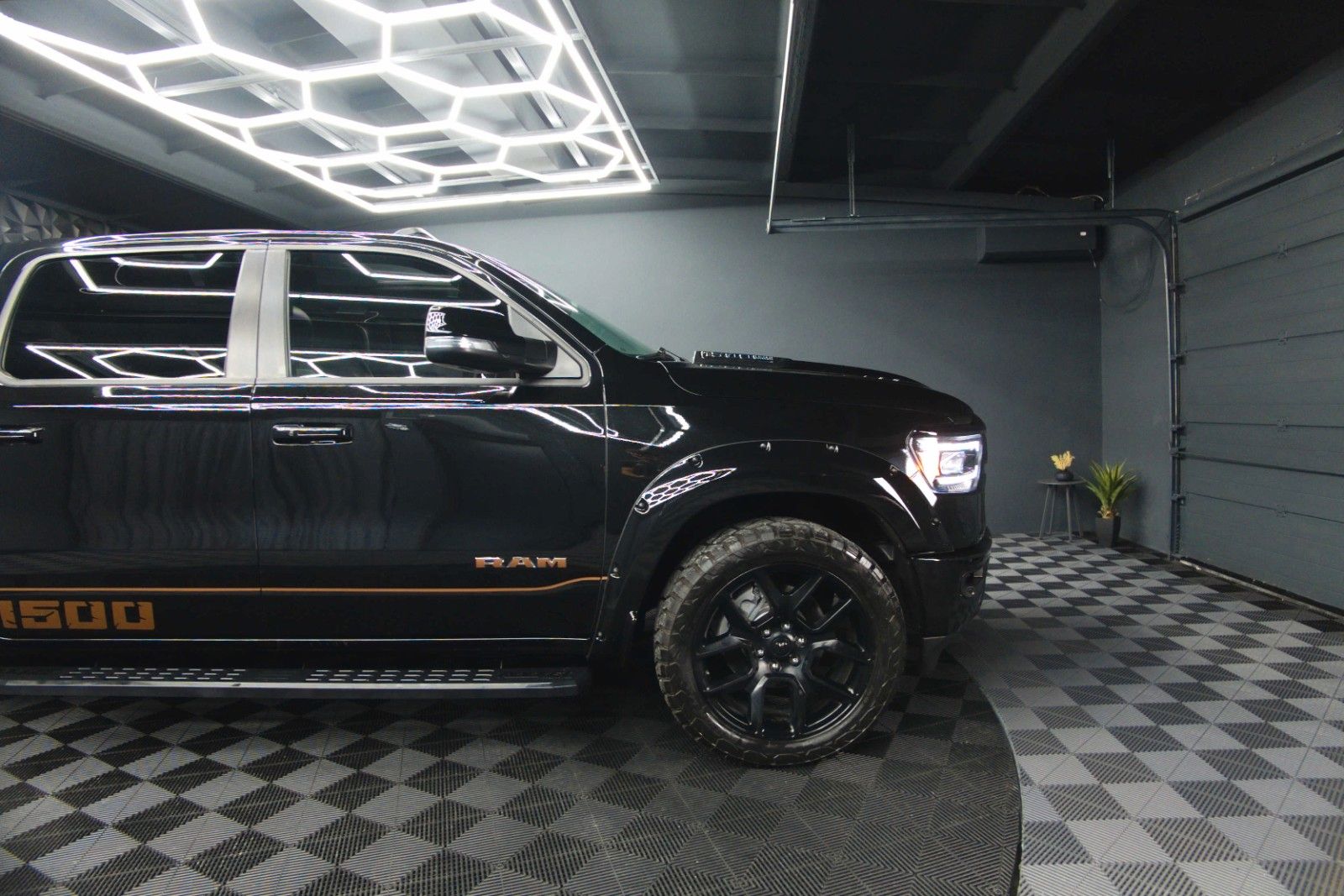 Fahrzeugabbildung Dodge RAM 5.7 V8 HEMI 4x4 Night LARAMIE LONGBED 19%