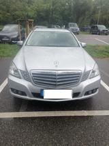 Mercedes-Benz in Fahrzeug, das gerade gewartet wurde und... - gebrauchte Mercedes-Benz 220 aus dem Jahr 2010