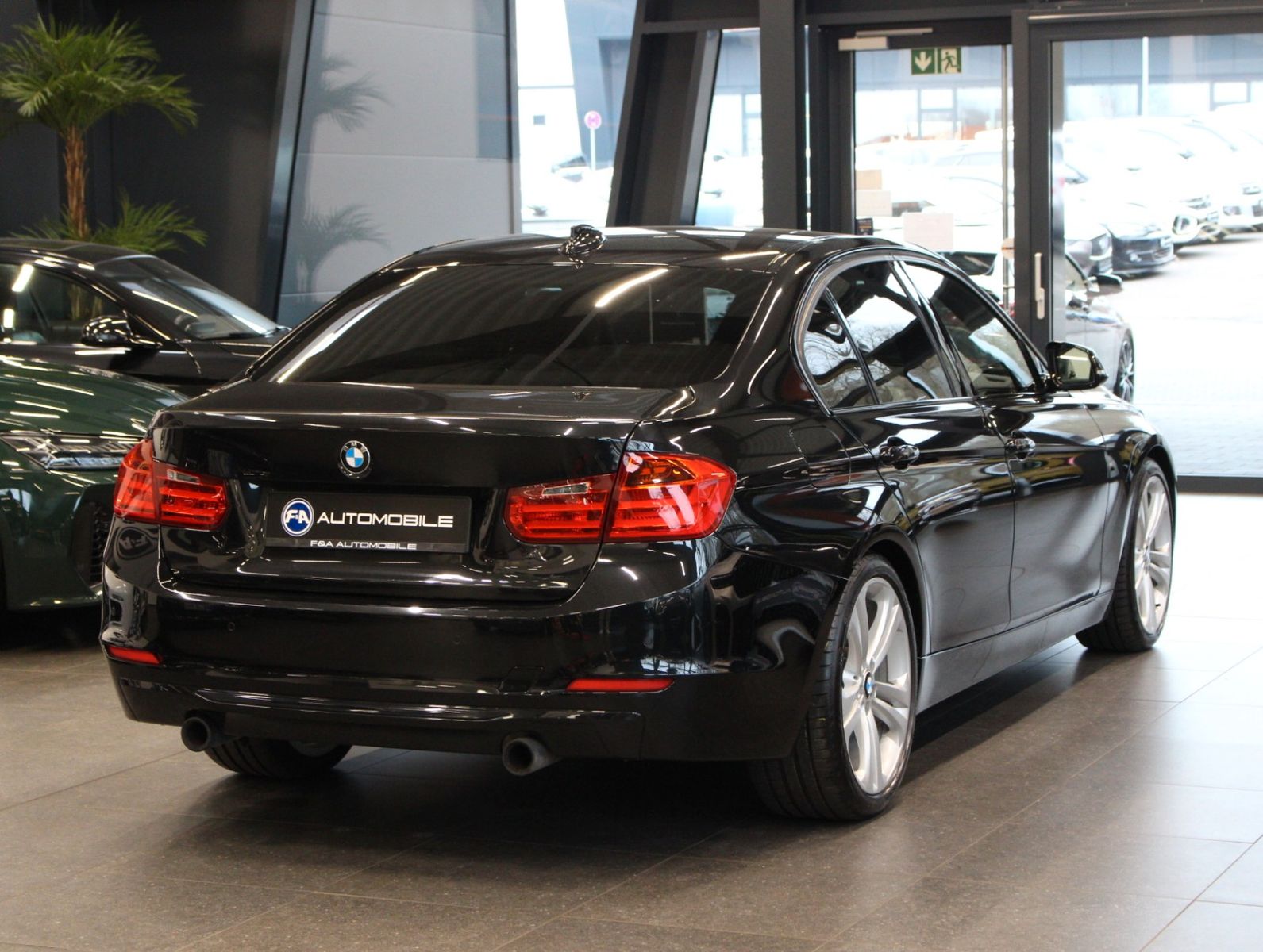 Fahrzeugabbildung BMW 335i Sport Line*Head-UP*Bi-Xenon*GSD