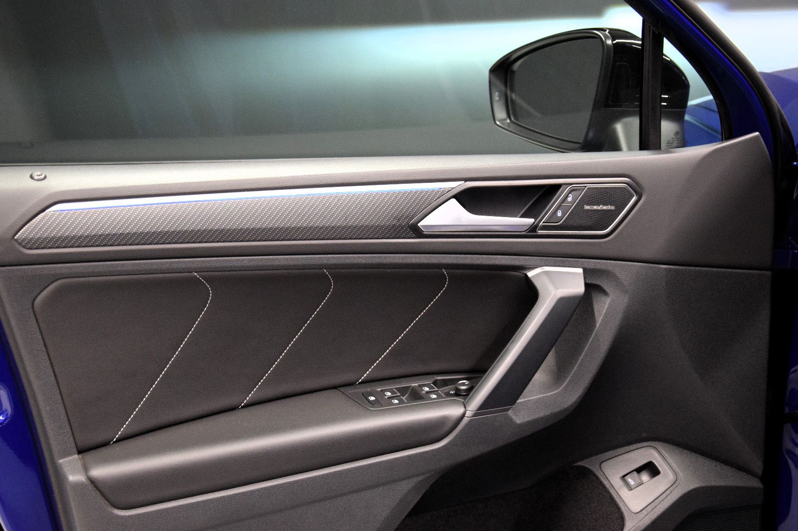 Fahrzeugabbildung Volkswagen Tiguan R-Line 4Motion Pano ACC LED HuD h/k AHK