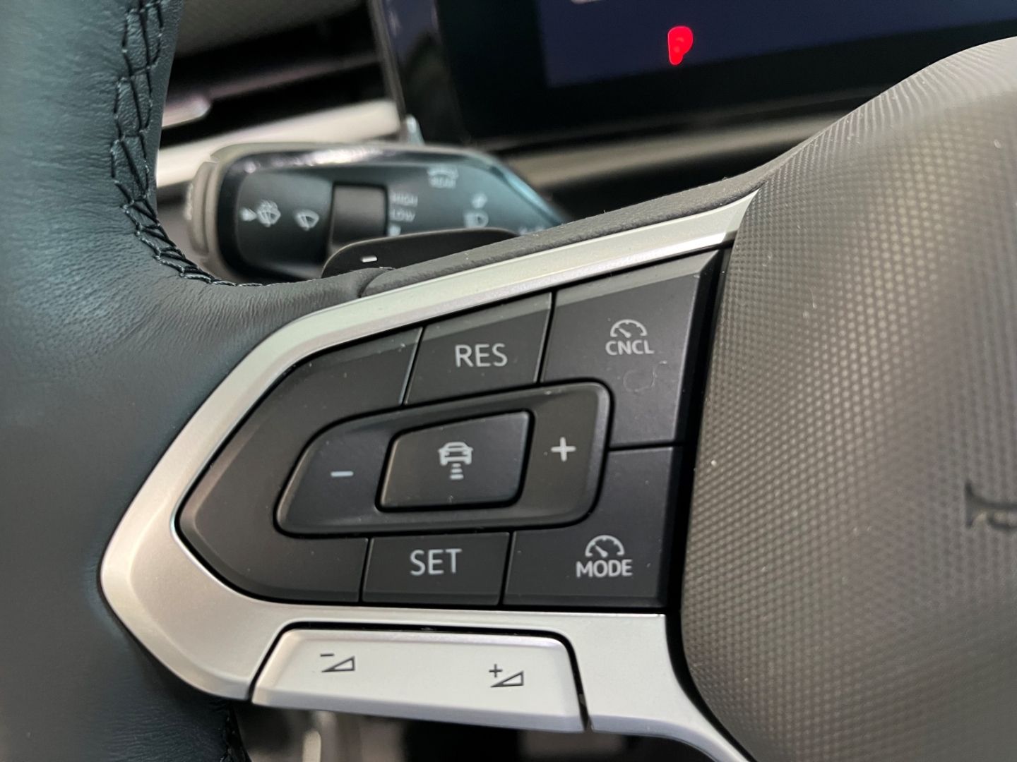 Fahrzeugabbildung Volkswagen T-Roc Style 1.5 eTSI DSG HUD AHK-el. klappb. Nav