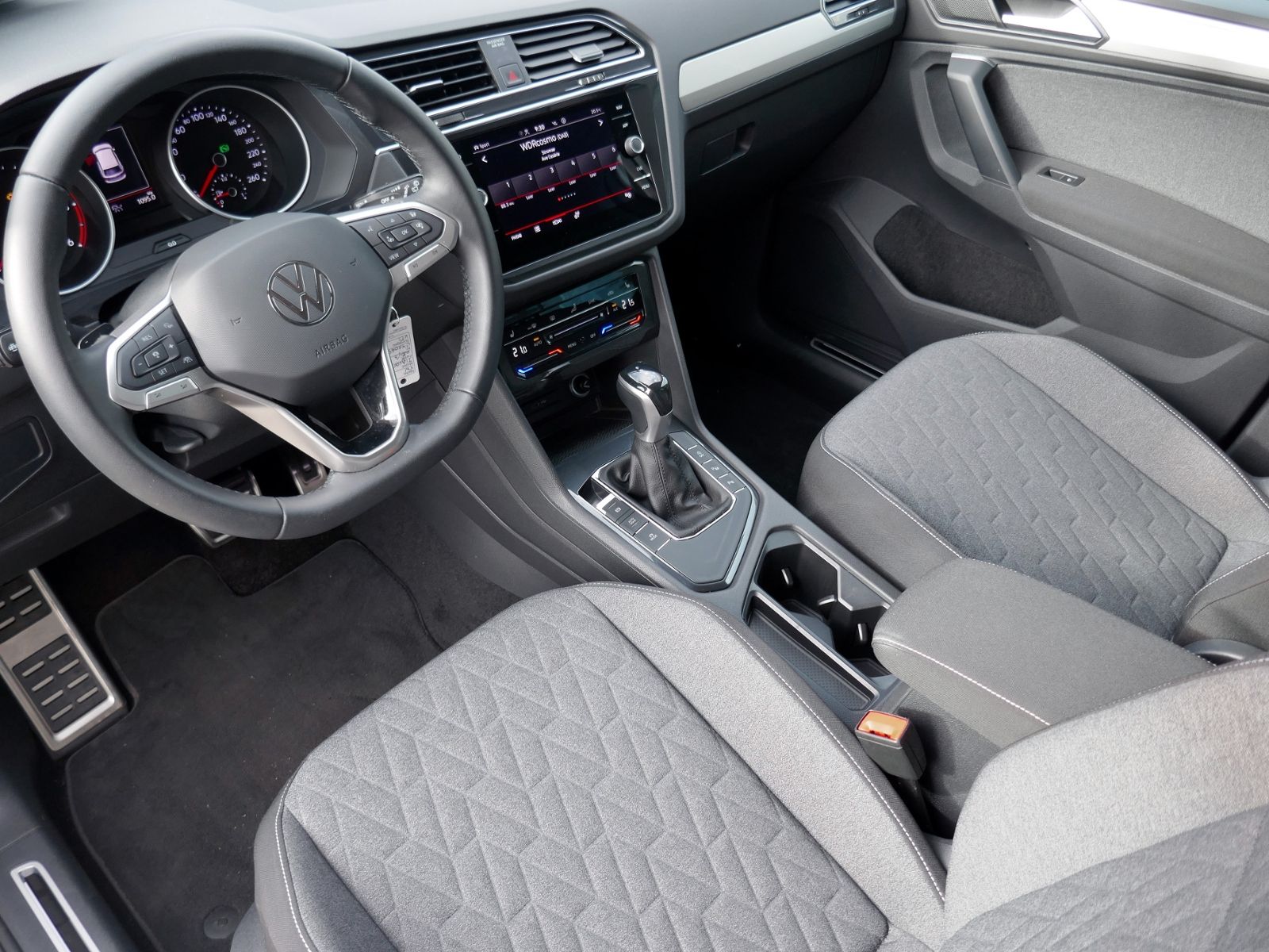 Fahrzeugabbildung Volkswagen Tiguan MOVE 2.0 TDI DSG | LED RFK ACC Navi