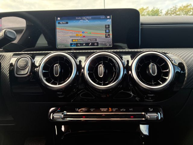 Fahrzeugabbildung Mercedes-Benz CLA 180 Lim >AUT/NAV/LED/Teilleder<