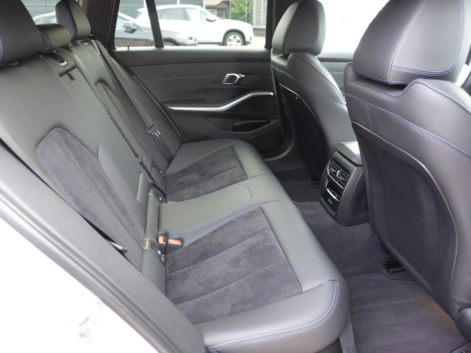 Fahrzeugabbildung BMW 318i Touring A M Sportpaket LMR18"/LED/Navi/...