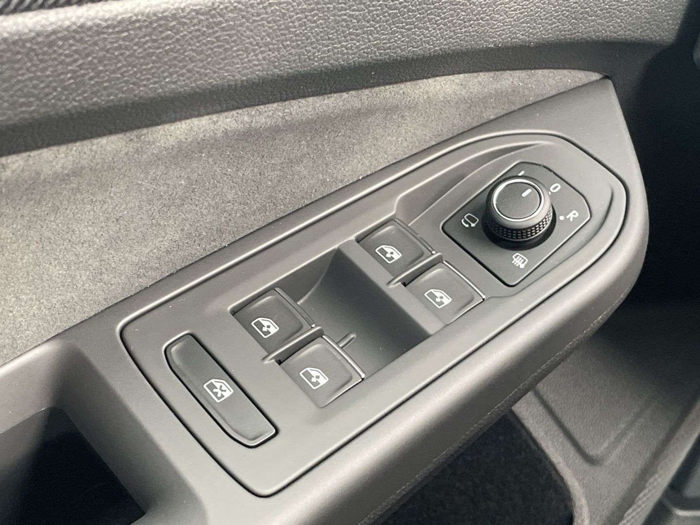 Golf VIII 1.5 eTSI DSG R-Line HUD/AHK/Kamera/ACC