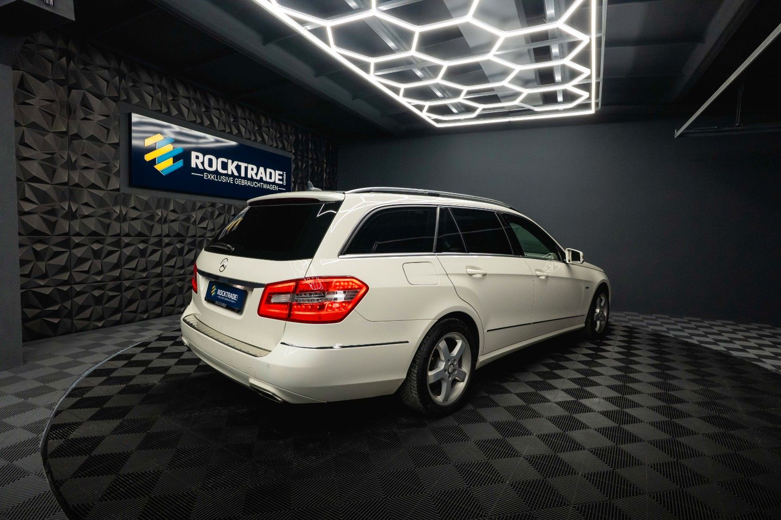 Fahrzeugabbildung Mercedes-Benz E 220 T CDI BlueEfficiency Avantgarde *Bi-Xenon*