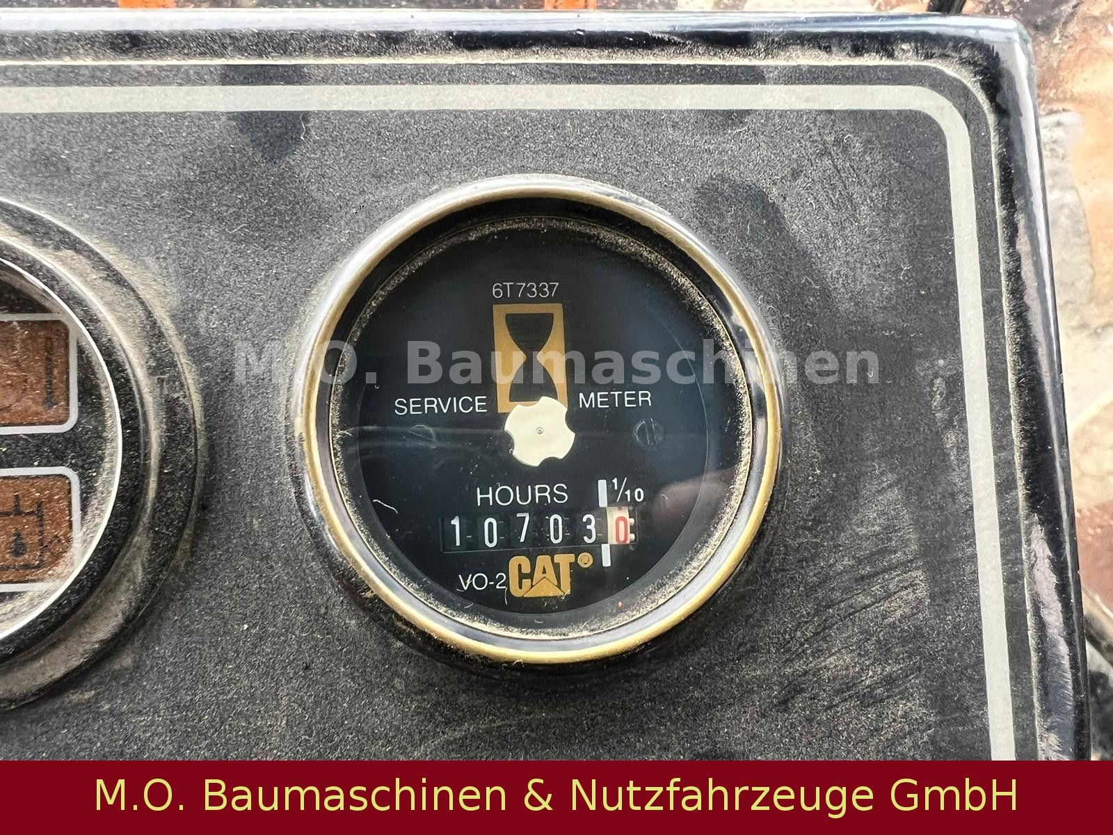 Fahrzeugabbildung CAT CB-535 B / Kombiwalze