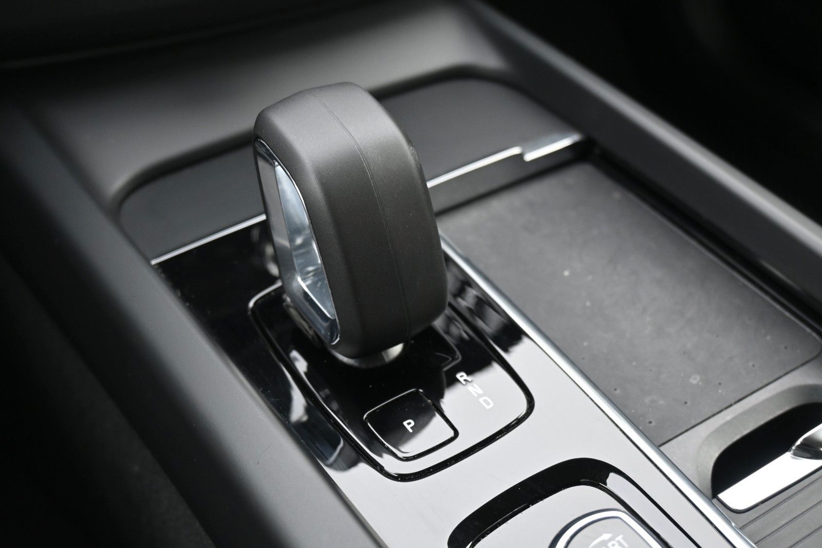 Fahrzeugabbildung Volvo XC60 B4D FWD Core*RFK*Qi*el.Heckkl*GoogleMaps