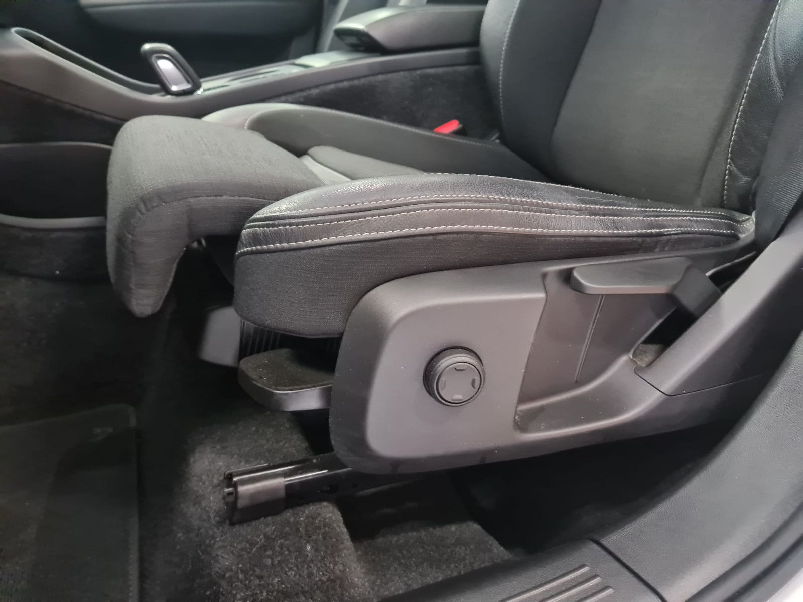 Fahrzeugabbildung Volvo XC40 Momentum AWD/LED/KLIMA/GARANTIE