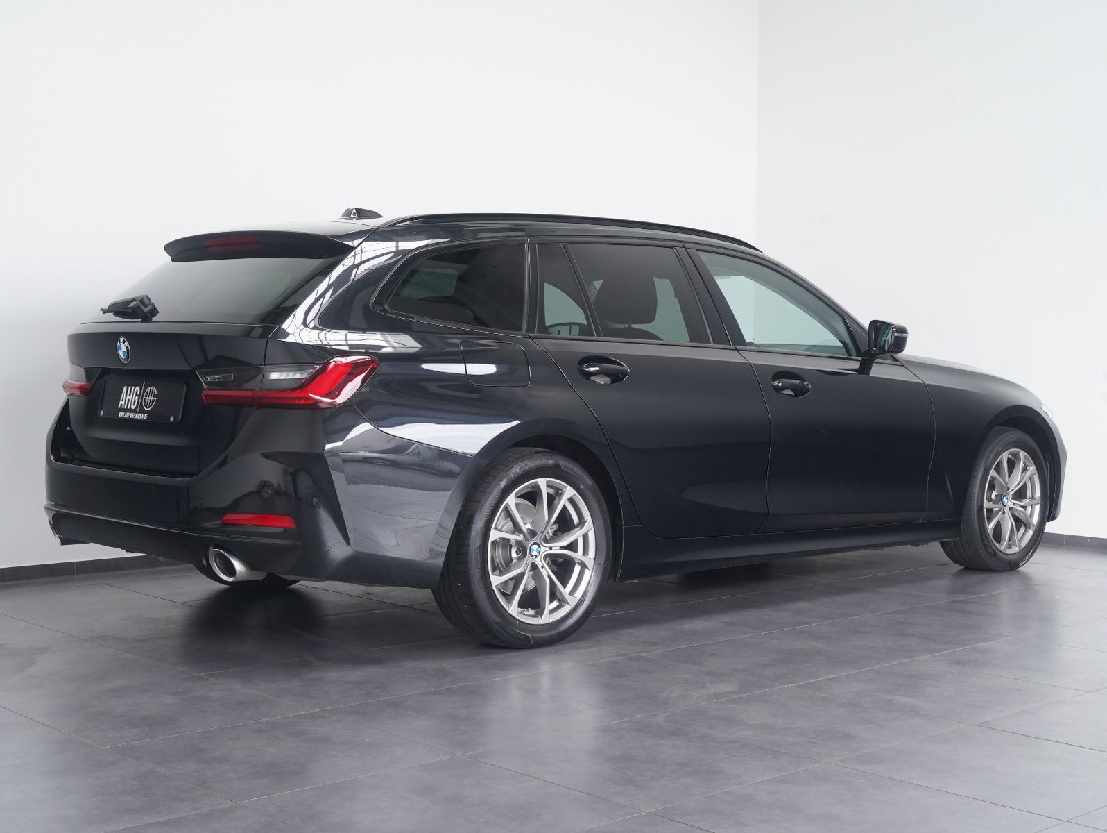 Fahrzeugabbildung BMW 320 d xDrive Touring LCI/CURVED/AHK