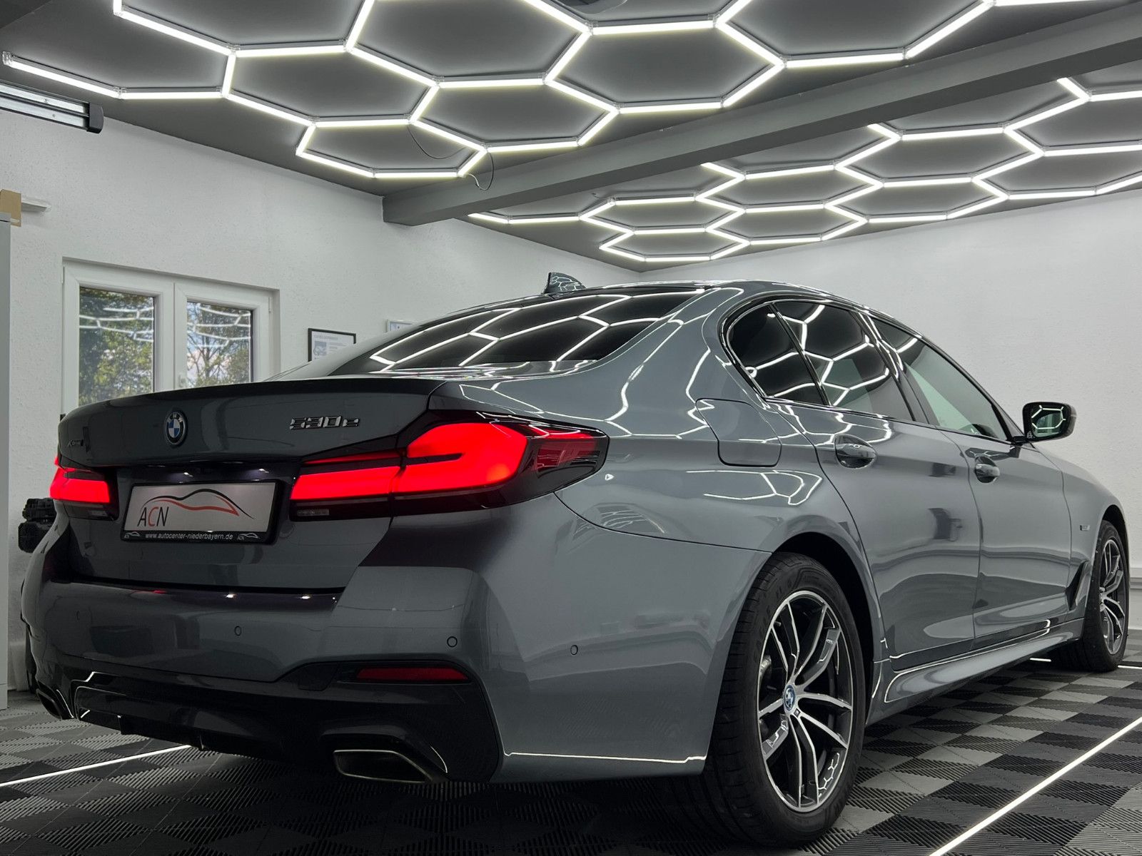 Fahrzeugabbildung BMW 530 e xDrive M SPORT/LASER/HuD/H&K/ACC/AMBI+