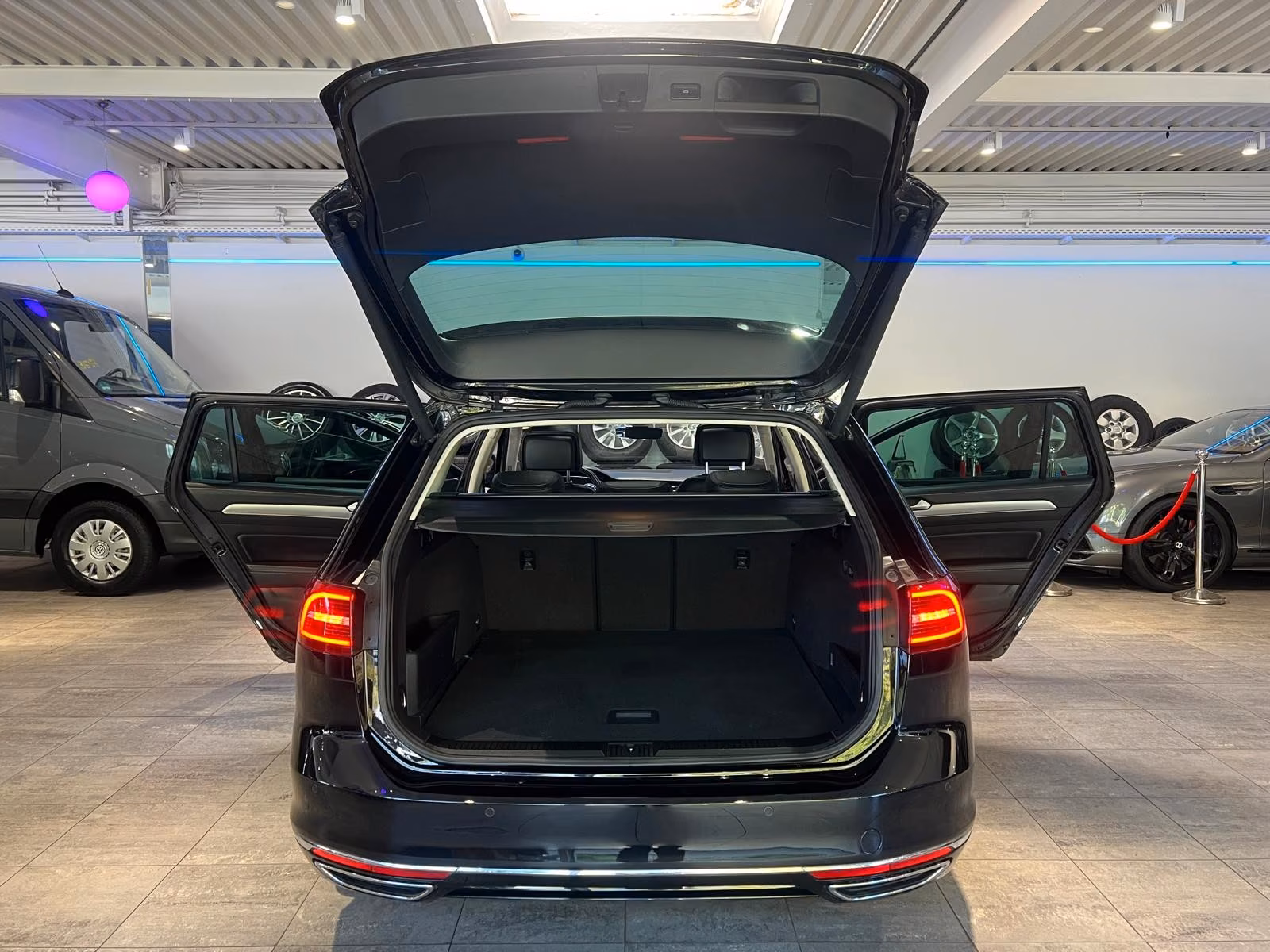 Volkswagen Passat Variant R-Line 4Motion*Pano*360°*AHK*DSG