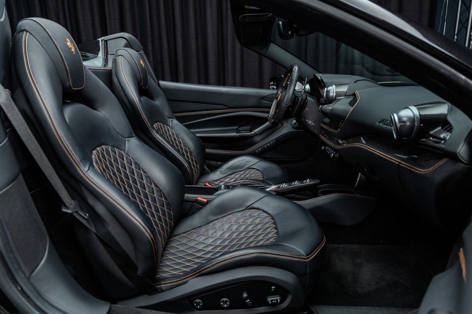 Fahrzeugabbildung Ferrari F8 Spider + Nero Daytona + Carbon + Lift + Garan