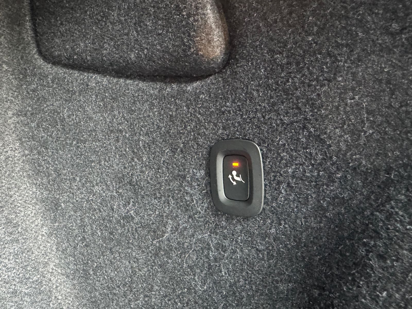 Fahrzeugabbildung Volvo XC40 Plus Dark 2WD NAVI LED AHK PANO