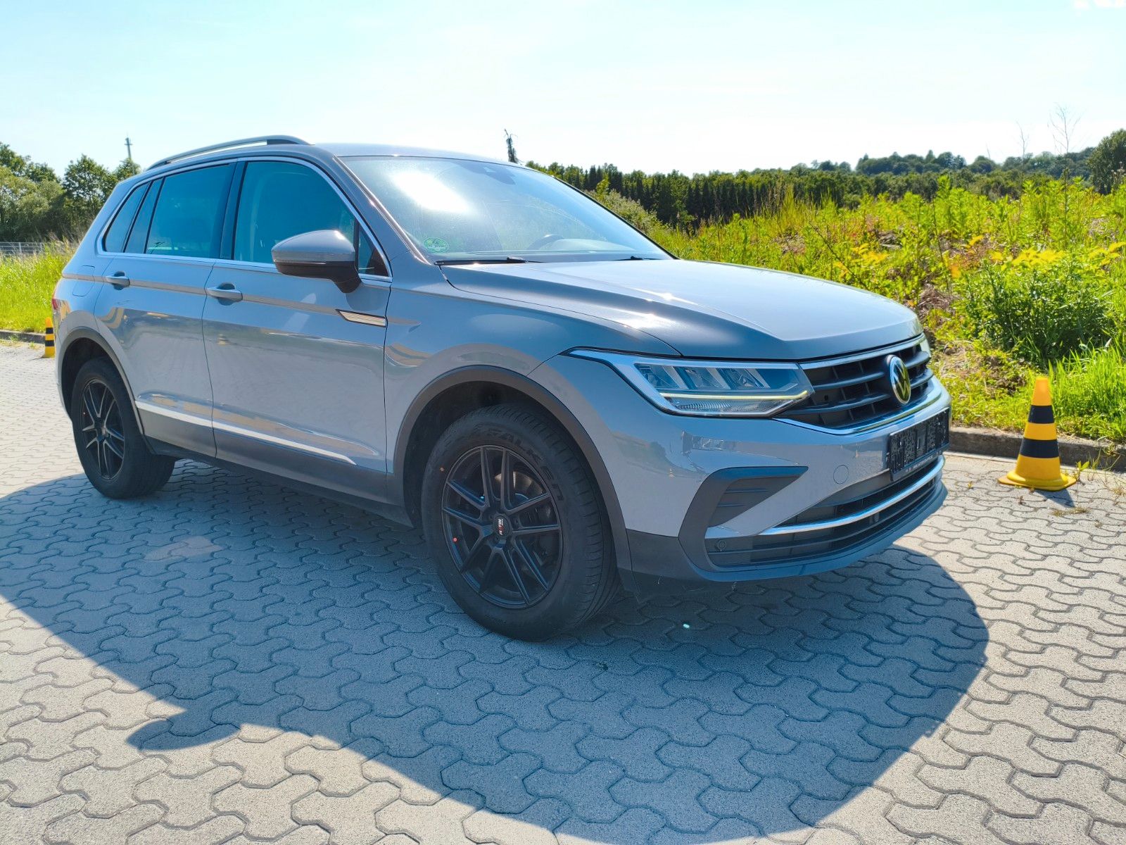 Volkswagen Tiguan - 1