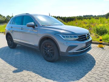 Volkswagen Tiguan - 1