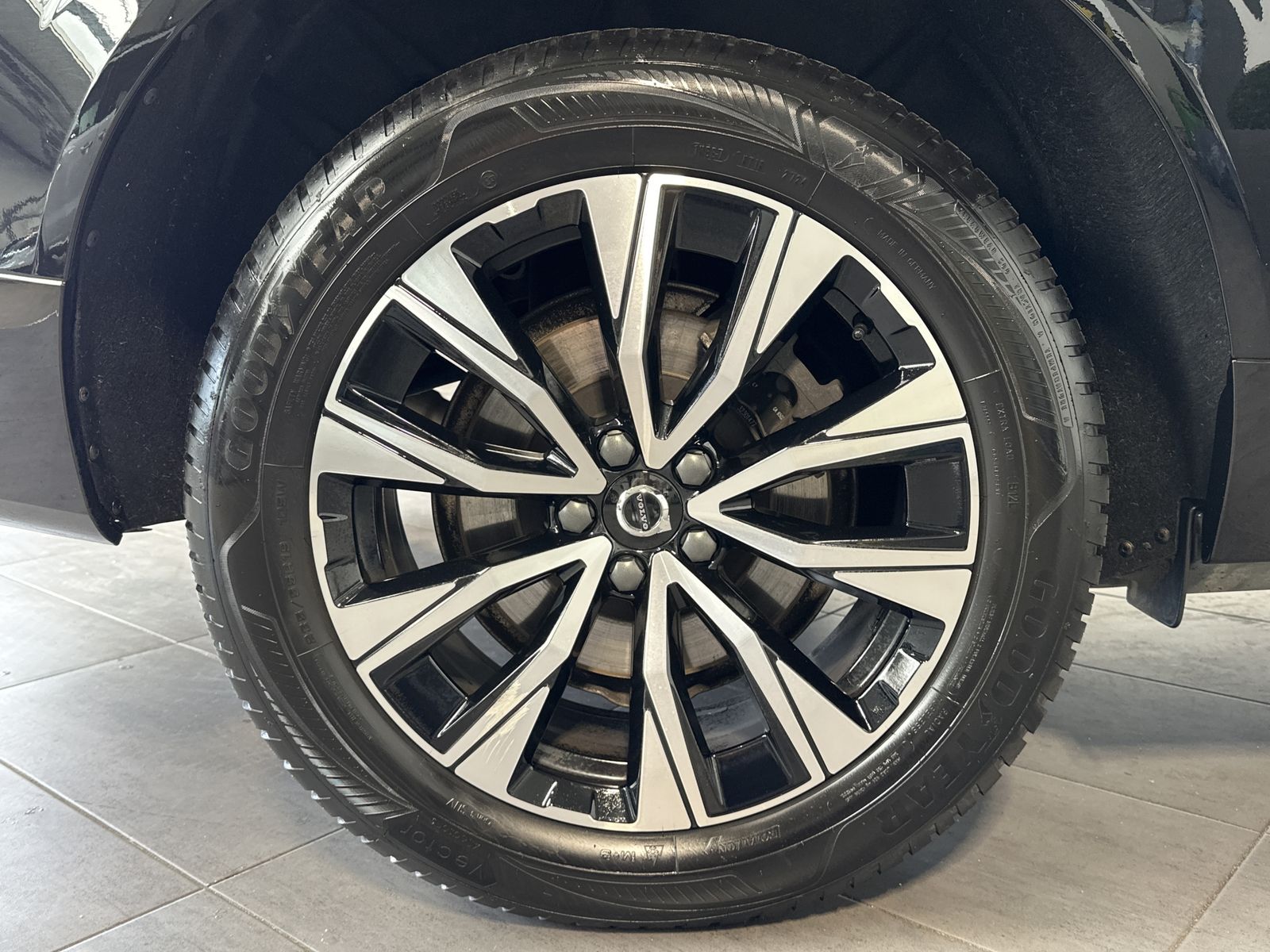 Fahrzeugabbildung Volvo XC60 B4 D AWD Plus Dark NAV+LED+PANORAMA+AHK+H&K