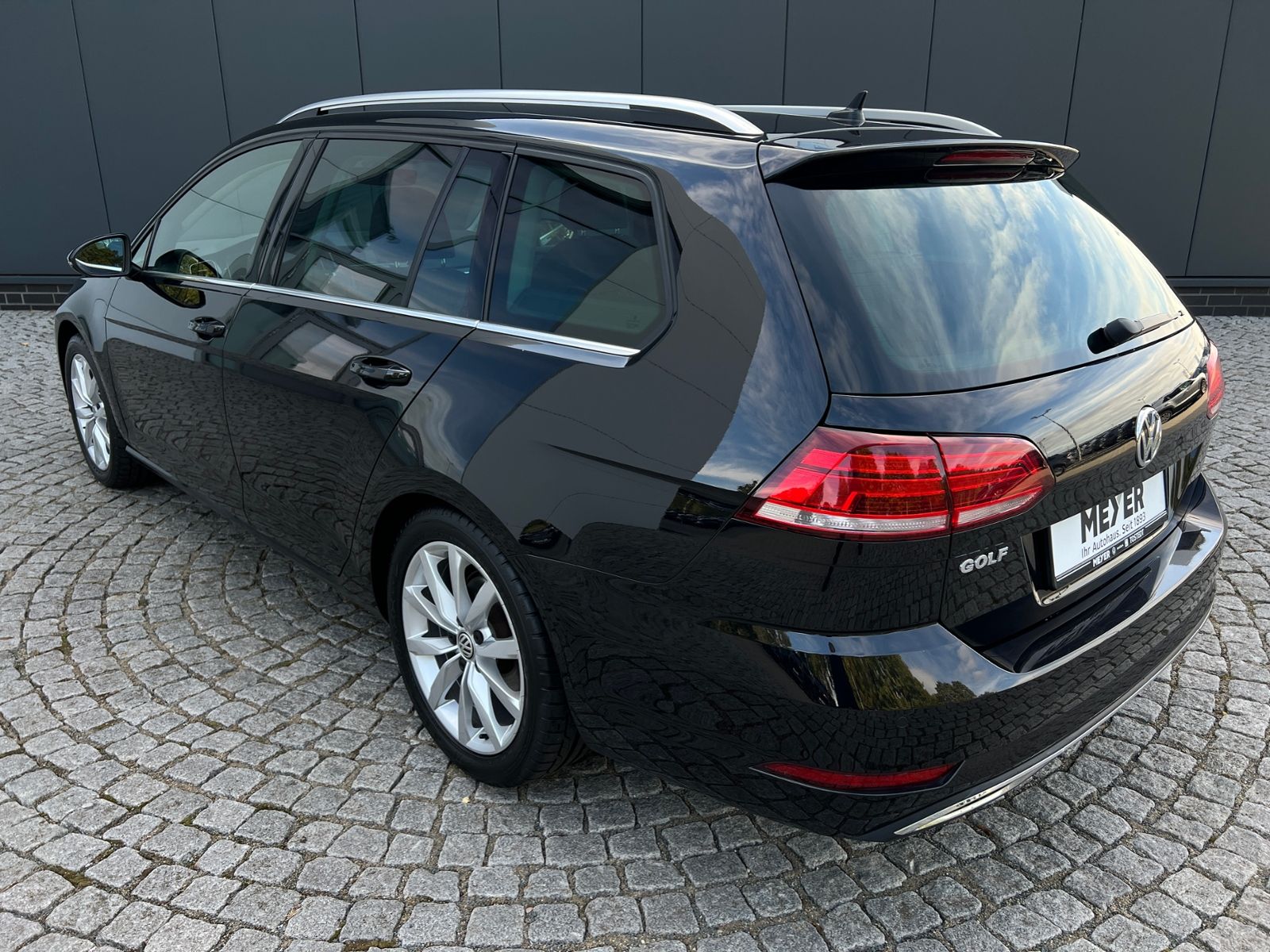 Fahrzeugabbildung Volkswagen Golf VII Variant Highline 1.4 TSI DSG *AHK, Navi