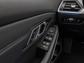 Fahrzeugabbildung BMW 330e xDr Tour Sport Line ACC HUD Pano HiFi Laser