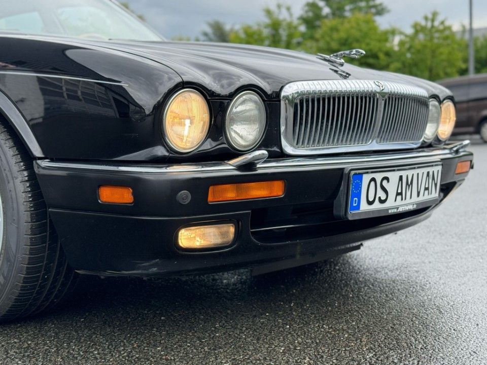 Fahrzeugabbildung Jaguar Daimler X300 Double Six Lang (LWB) fast H Zul.