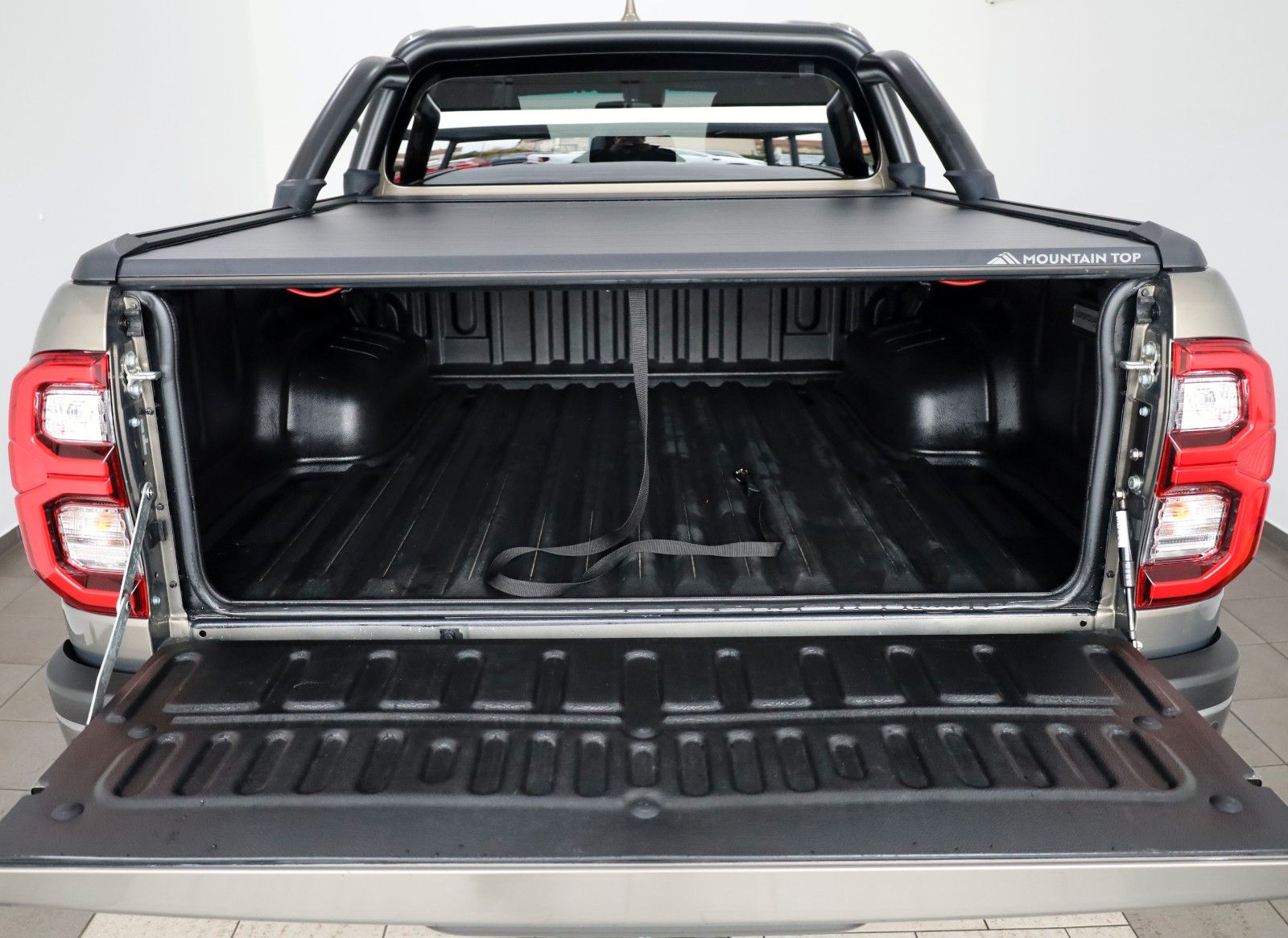 Fahrzeugabbildung Toyota Hilux 2.8 D-4D Invincible,Rollbügel,Rolo,ACC,AHK