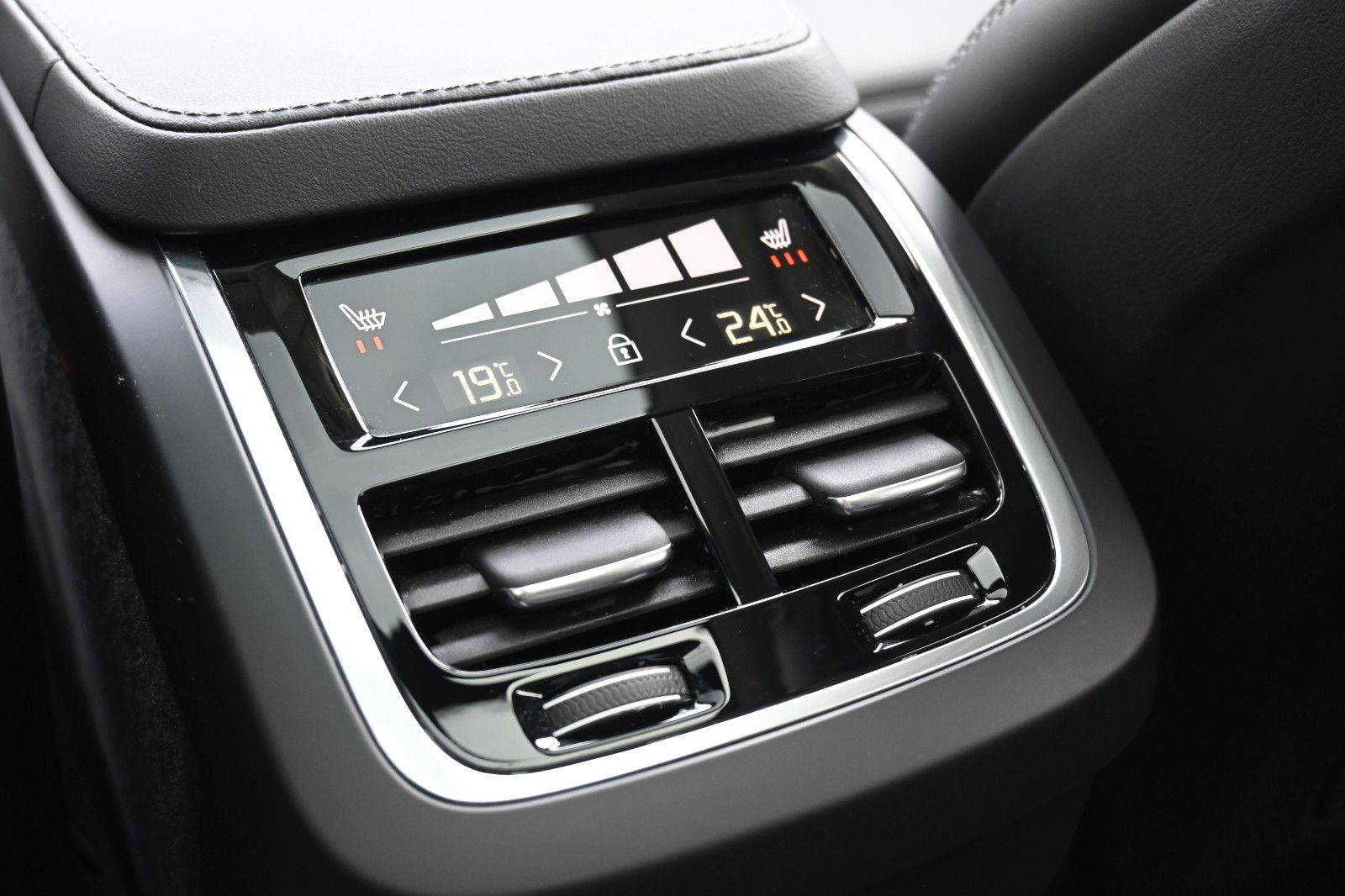 Fahrzeugabbildung Volvo XC90 B5 D AWD Ultimate Bright*STHZ*LUFT*360°*AHK