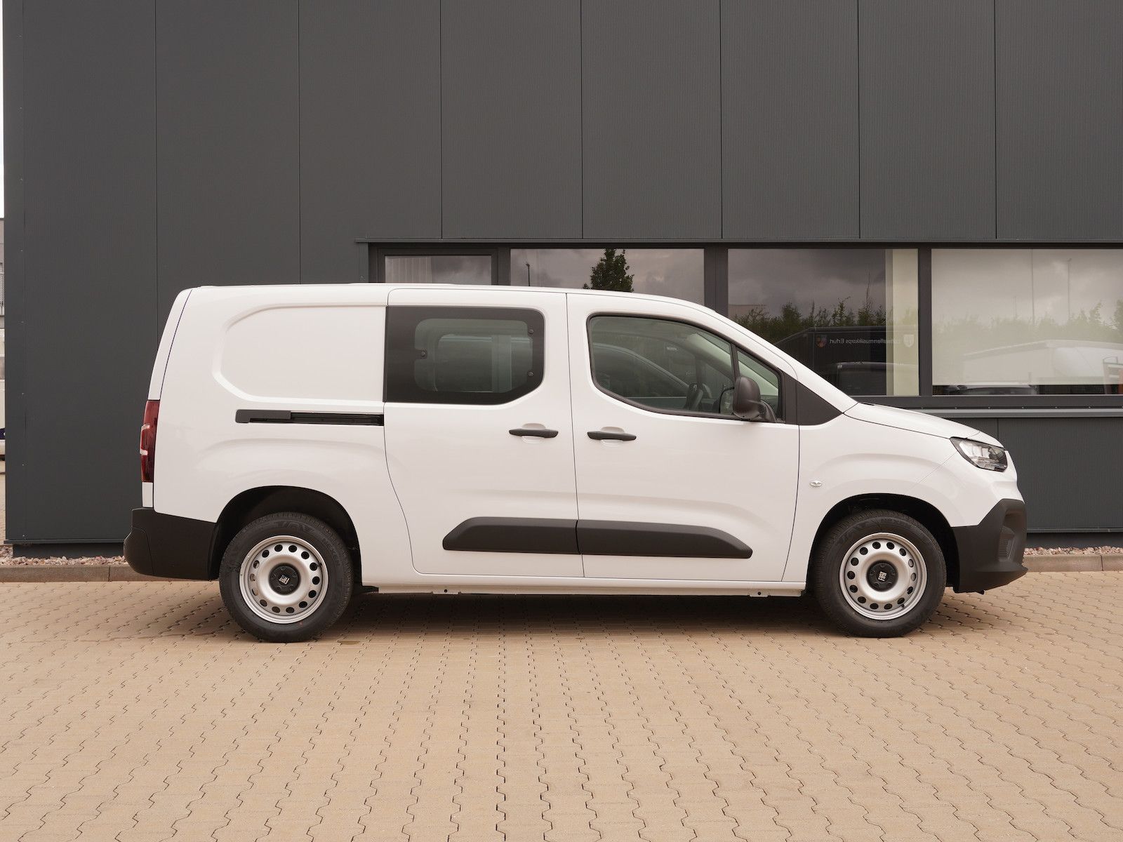 Fiat Doblo Maxi MultiCab / 5-Sitzer imagem 3