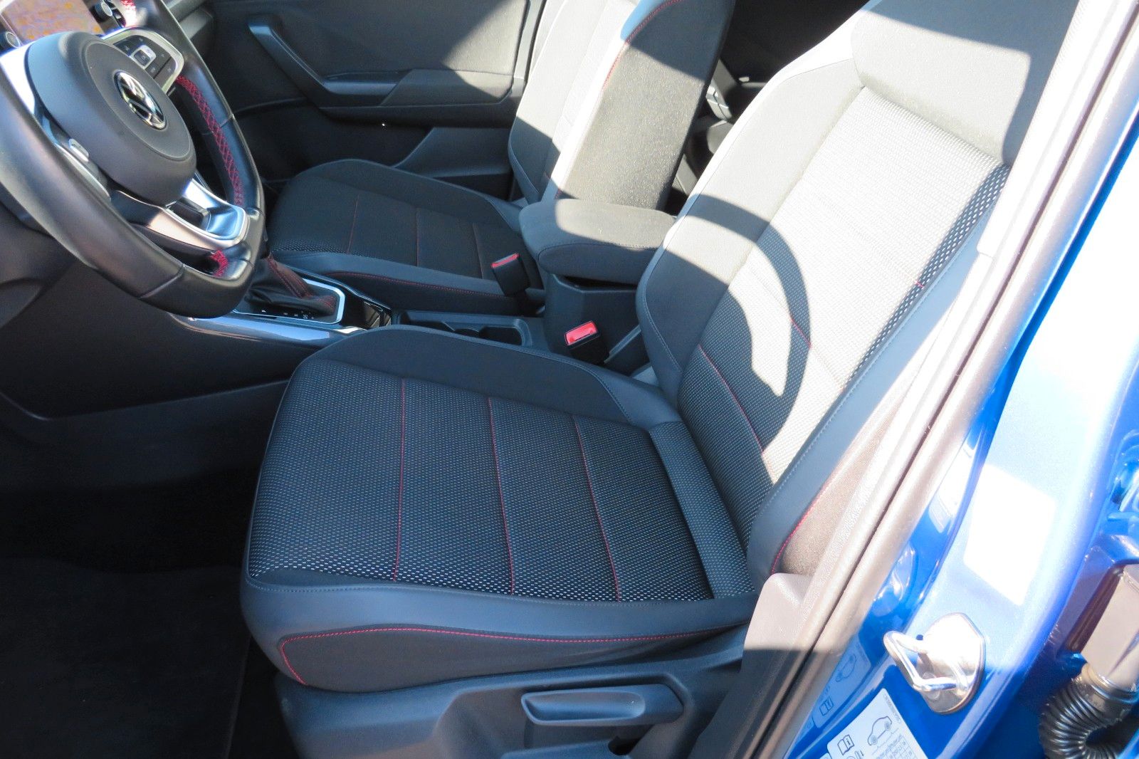Fahrzeugabbildung Volkswagen T-Roc SPORT PANO AHK LED NAVI ACC PDC SITZH. 1.H