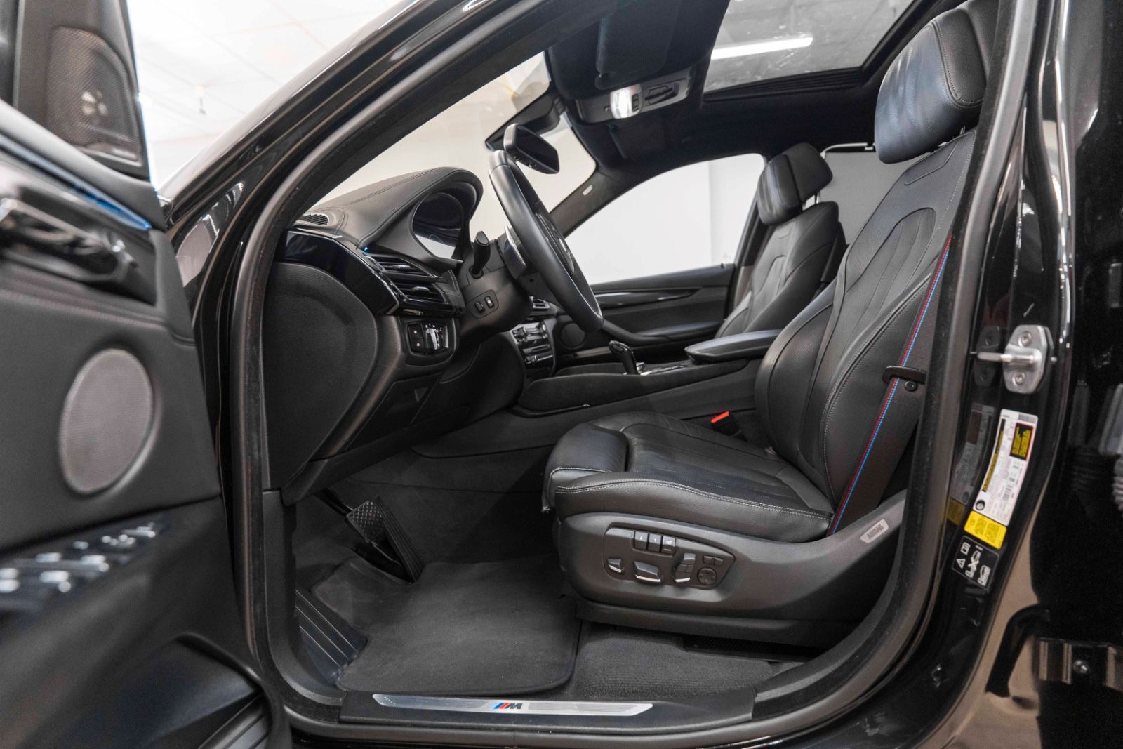 Fahrzeugabbildung BMW X6 xDrive50i M-SPORTPAKET 360° H&K ACC HUD TOTW