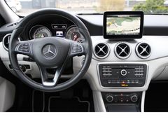 Fahrzeugabbildung Mercedes-Benz GLA 180 Urban*Panoramadach!*Navigation*Sitzheiz*