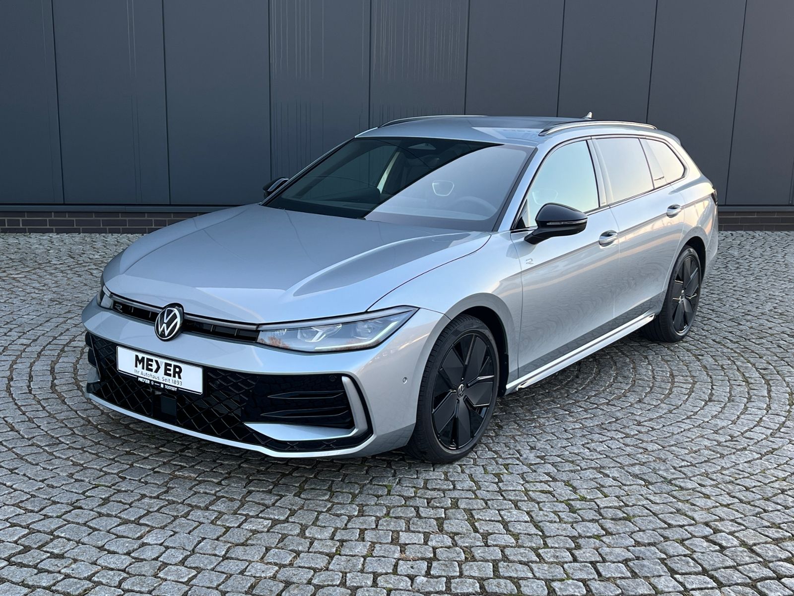 Fahrzeugabbildung Volkswagen Passat Variant R-Line 2.0 TDI DSG 4MOTION *AHK,