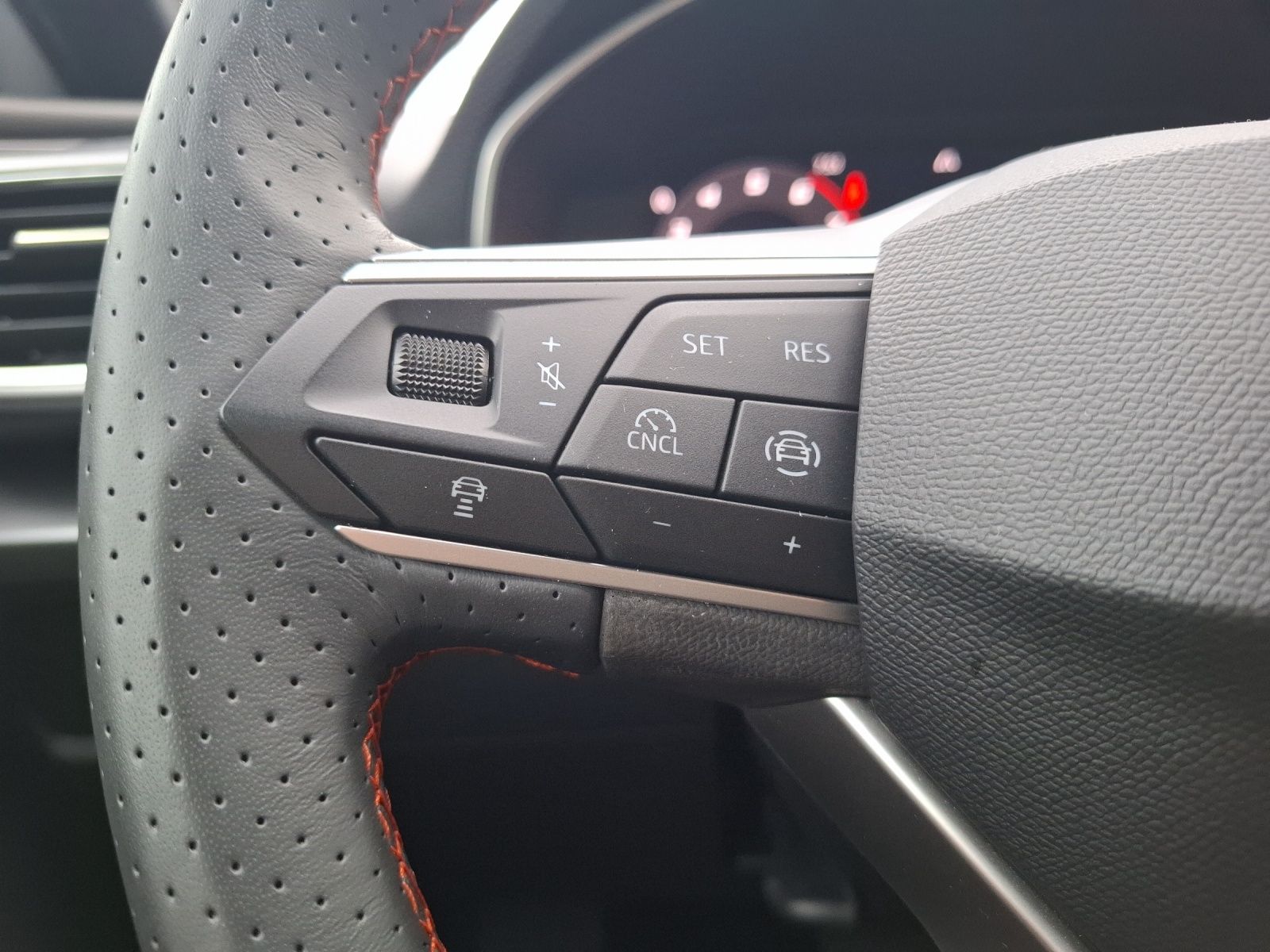 Fahrzeugabbildung SEAT Leon ST eTSI FR DSG LED Navi VC ACC RFK SH