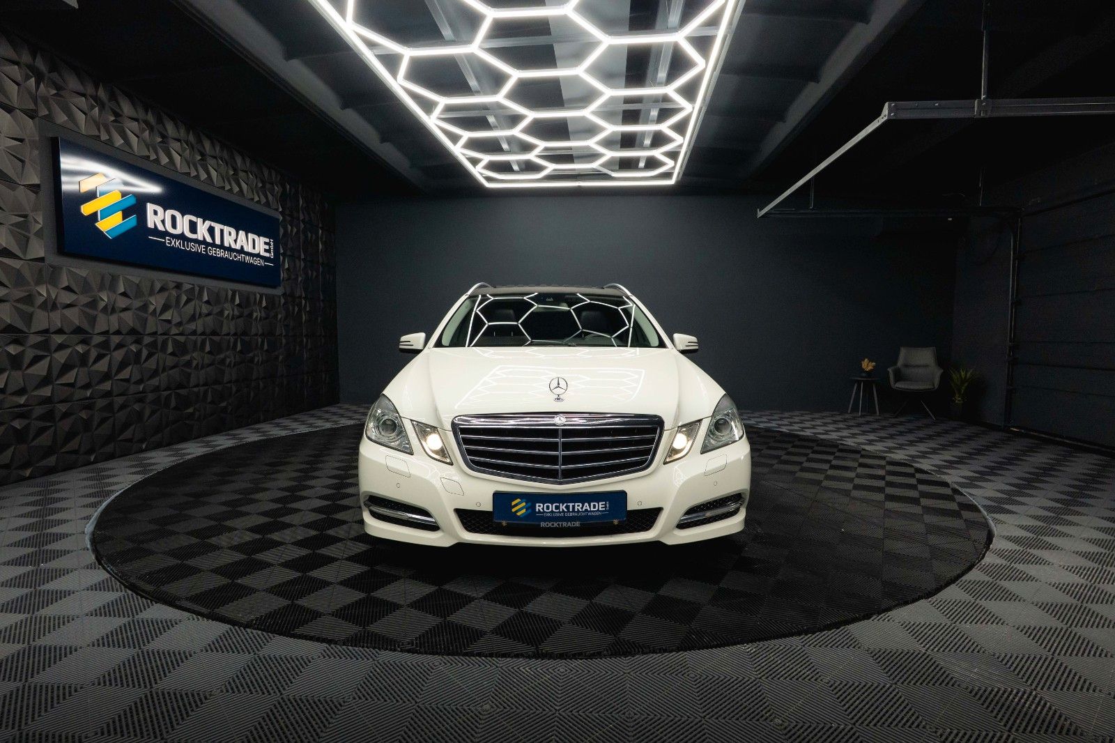 Fahrzeugabbildung Mercedes-Benz E 220 T CDI BlueEfficiency Avantgarde *Bi-Xenon*