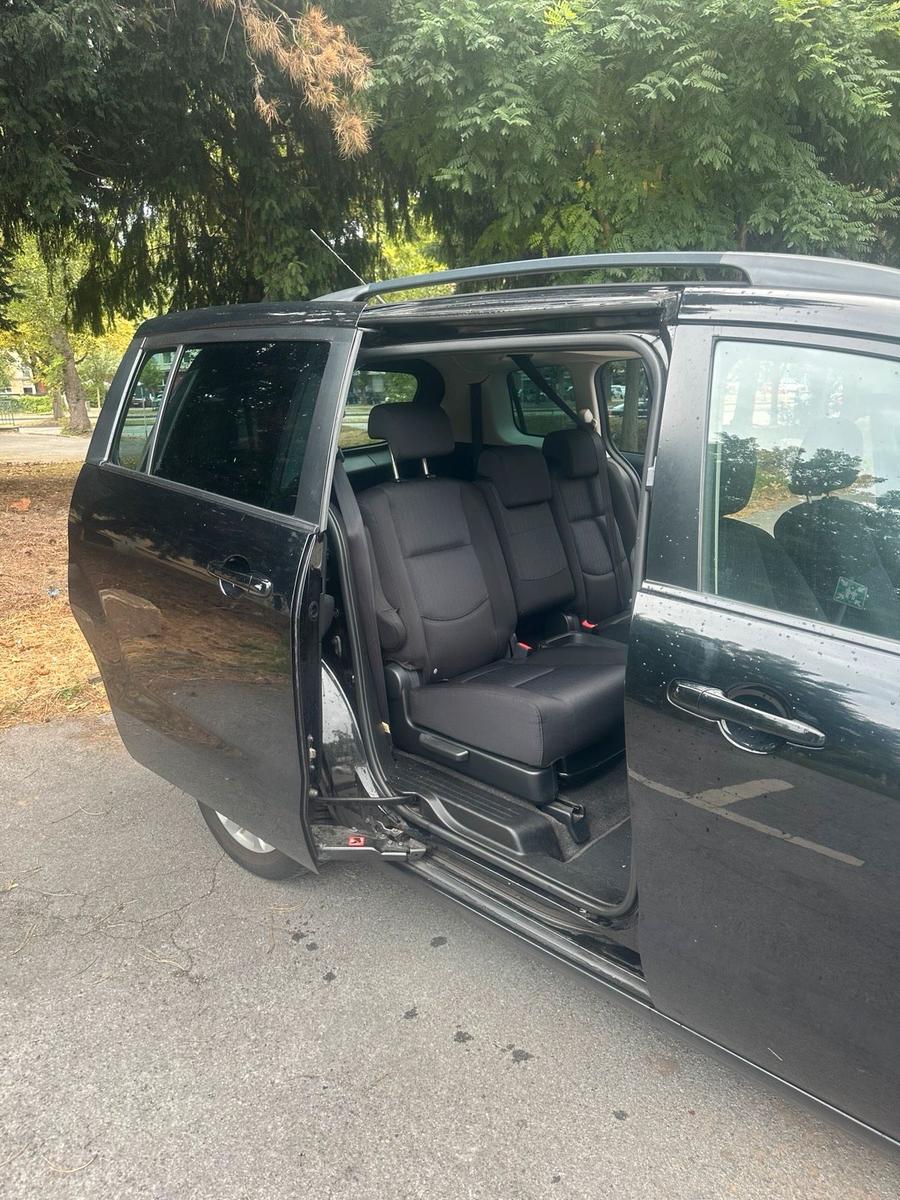 Mazda 5 2010 — interior