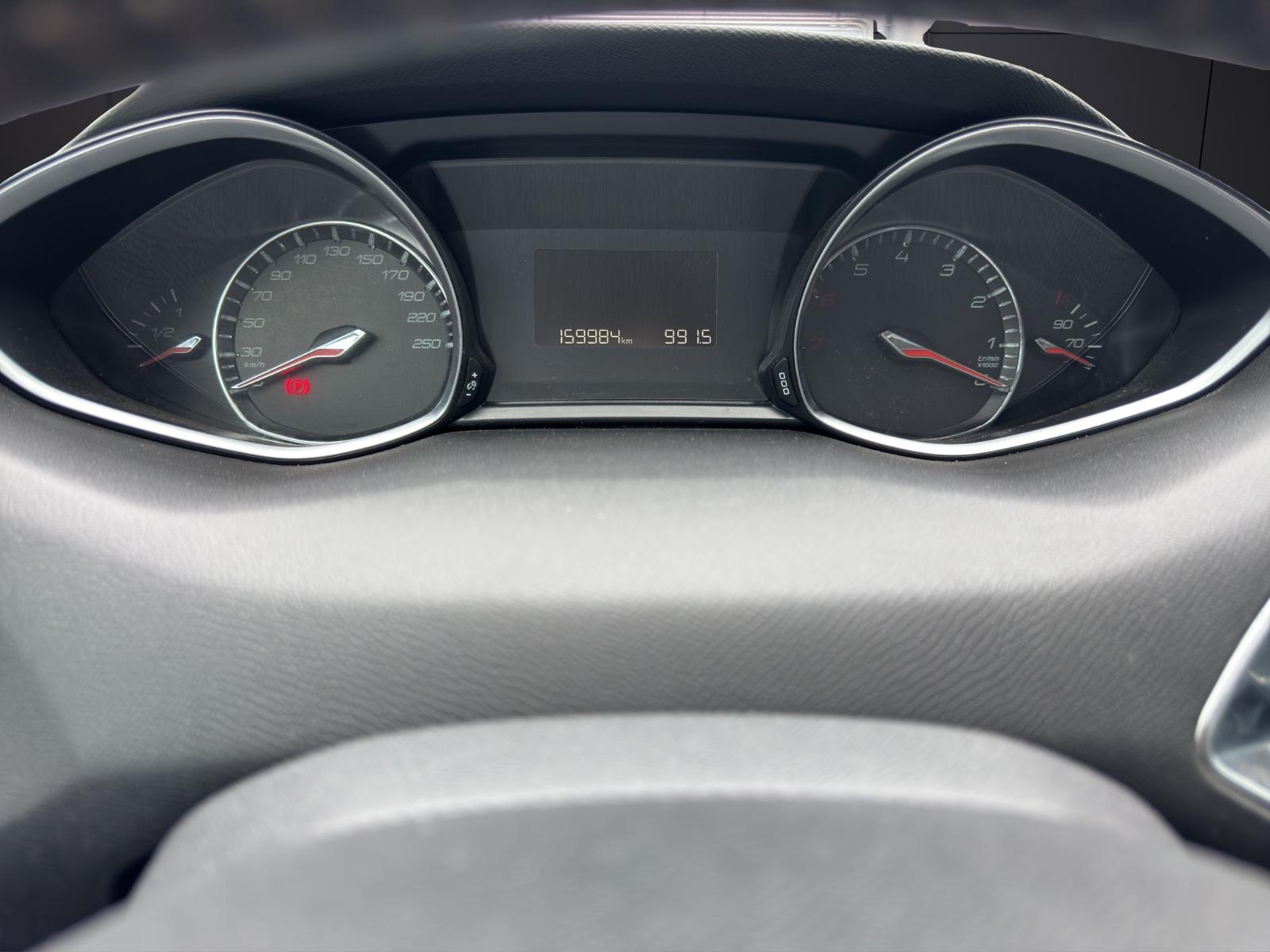 Peugeot 308 2015 — фото 11