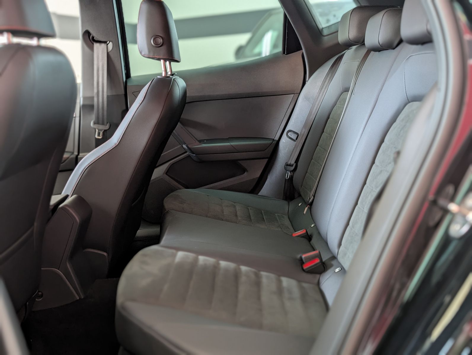 Fahrzeugabbildung SEAT Arona 1.5 TSI FR DSG ACC LED AHK KAM DINAMICA 18