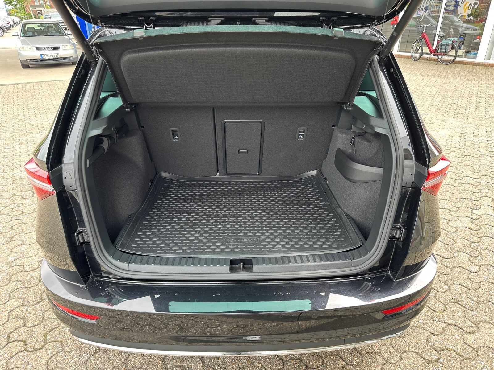 Fahrzeugabbildung SKODA Karoq 2.0 TSI Sportline 4x4 Pano/Matrix/ACC/Navi
