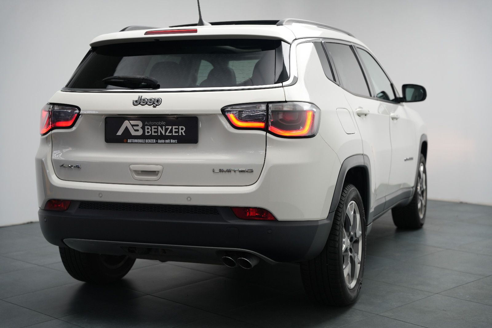Fahrzeugabbildung Jeep Compass Limited 4WD /PANO/SHZ/L-HEIZ/PDC