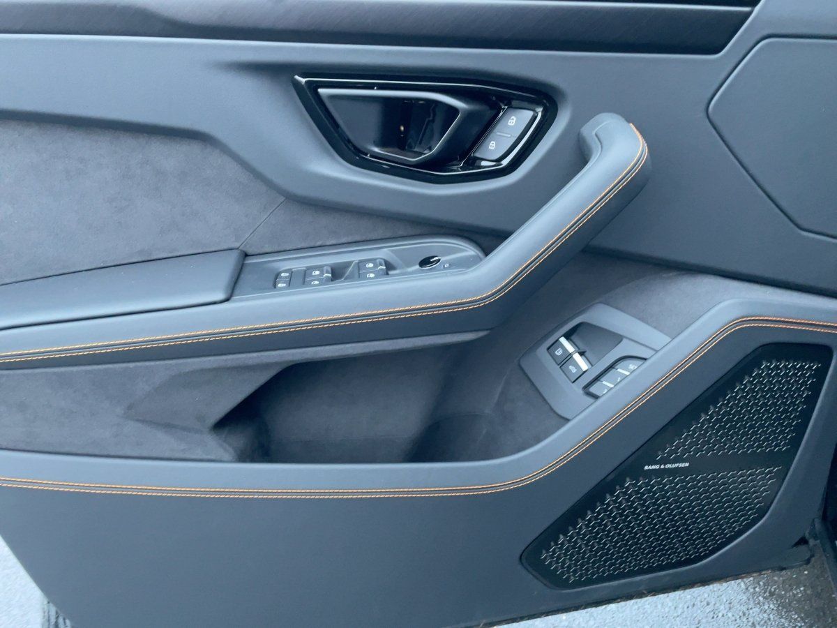 Fahrzeugabbildung Lamborghini URUS SE/Dark-Package/Pano/B&O-Sound
