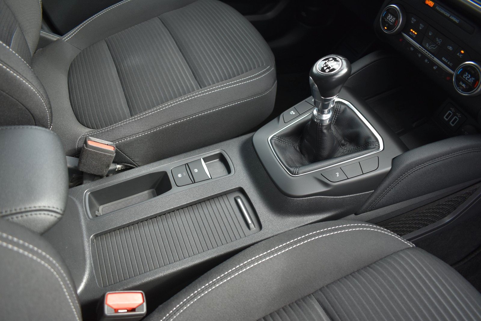 Fahrzeugabbildung Ford Kuga Titanium LED Keyless go Kamera DAB