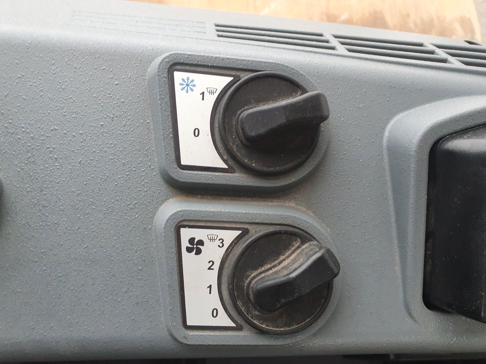 Fahrzeugabbildung BOMAG BW 213 DH / nur 1.087h / Plattenanbauverdicht